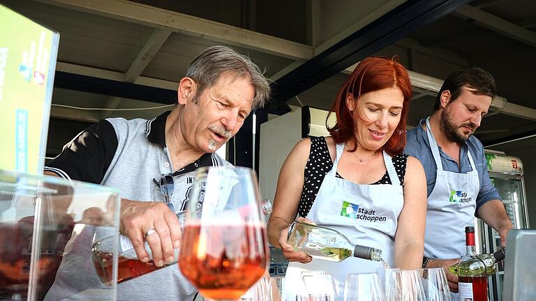 Frank Gimperlein (rechts) beim Ausschenken mit Walter Vierrether und Katrin Weber. Frank Gimperlein (rechts) beim Ausschenken mit Walter Vierrether und Katrin Weber. 