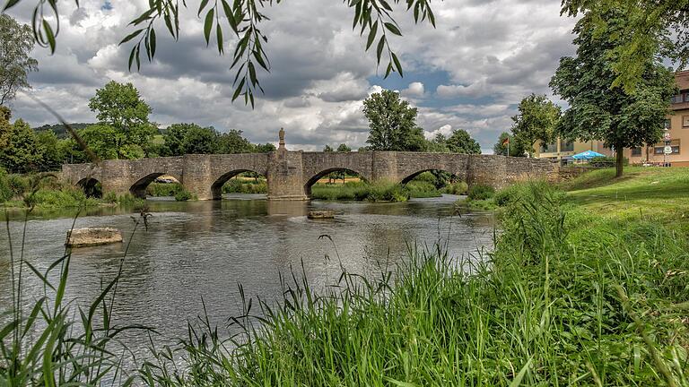 Im nahen Tauberrettersheim steht ein Baudenkmal aus einer längst vergangenen Zeit: die historische Tauberbrücke. Kein geringerer als Balthasar Neumann, der Baumeister der Würzburger Residenz, zeichnet sich für diese Brücke verantwortlich. Im nahen Tauberrettersheim steht ein Baudenkmal aus einer längst vergangenen Zeit: die historische Tauberbrücke. Kein geringerer als Balthasar Neumann, der Baumeister der Würzburger Residenz, zeichnet sich für diese Brücke verantwortlich.
