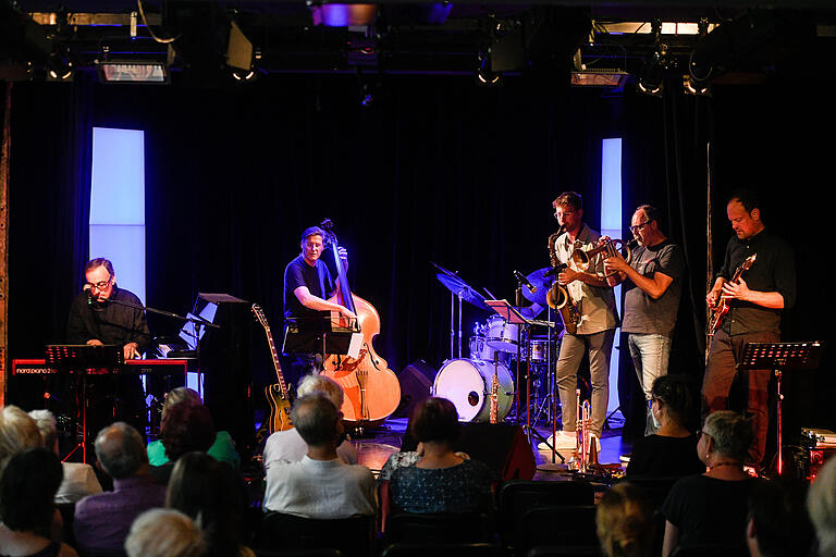 &nbsp;Muchtar Al Ghusain (links) präsentierte mit fünf Musikern das Programm 'wunde heimat' im Theater am Neunerplatz.&nbsp;