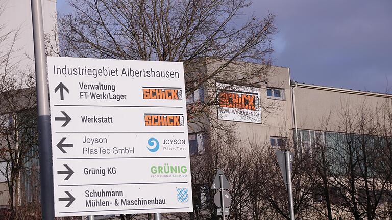 Auf dem Firmengelände der Schick-Gruppe in Albertshausen herrscht nach Weihnachten Betriebsruhe, der große Fuhrpark steht auf dem Gelände.       -  Auf dem Firmengelände der Schick-Gruppe in Albertshausen herrscht nach Weihnachten Betriebsruhe, der große Fuhrpark steht auf dem Gelände.