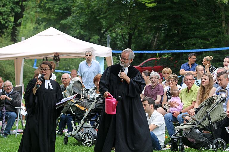 Pfarrer Heiko Kuschel und Pfarrerin Nadine Jung-Gleichmann führten durch den Gottesdienst auf der Wiese am Sennfelder See.