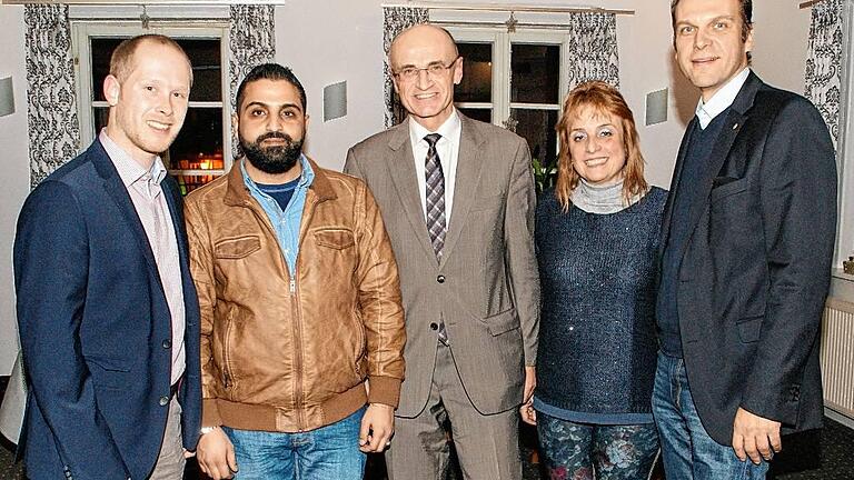 Über die Flüchtlingsintegration berichteten beim Lions-Club Haßberge (von links) Bildungskoordinator Nelson Müller, der syrische Flüchtling Kareem Aldbitat, Landrat Wilhelm Schneider und Dolmetscherin Siza Zaby. Für einen hochinteressanten Abend dankte Präsident Georg Hiernickel.