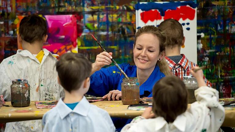 Redakteurin Julia Haug assistiert den Kindergartenkindern von Gut Deutschhof im Atelier beim Pinselauswaschen. Redakteurin Julia Haug assistiert den Kindergartenkindern von Gut Deutschhof im Atelier beim Pinselauswaschen.