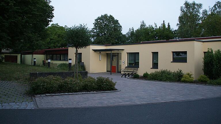 Die Kinderkrippe in Untersteinbach (rechts) ist neu, im kommenden Jahr soll auch der benachbarte Altbau des Kindergartens, in dem die beiden Regelgruppen untergebracht sind, saniert werden.