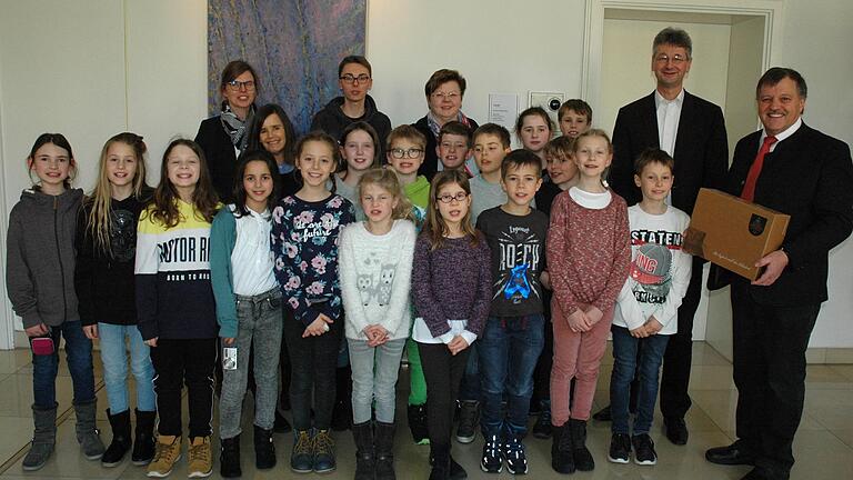 Die  Schüler der 4. Klasse der Grundschule Sommerach im Bayerischen Kultusministerium München mit dem Staatsminister Michael Piazolo (Zweiter von rechts), den Pädagogen Eva Preisinger, Anja Bäuerlein, Katja Kraus und Nils Eichinger sowie Bürgermeister Elmar Henke (rechts).