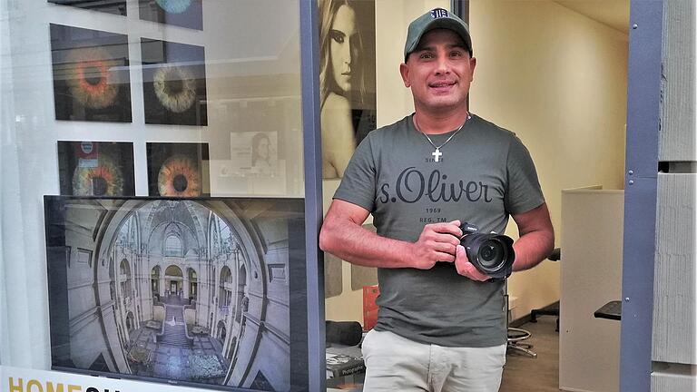 Fotograf Reza Shadab (48) vor seinem neuen  Fotostudio in der Ludwigstraße 14.       -  Fotograf Reza Shadab (48) vor seinem neuen  Fotostudio in der Ludwigstraße 14.