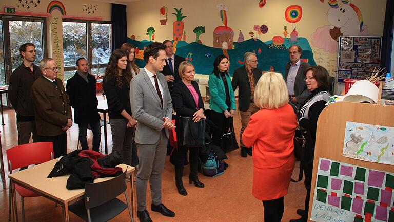 In mehreren Gruppen wurden die Gäste des Festakts zum 50-jährigen Bestehen des Gerolzhöfer Gymnasiums durch das Schulgebäude geführt. Das Bild zeigt eine der Gruppen im Gebäude der Offenen Ganztagsbetreuung.