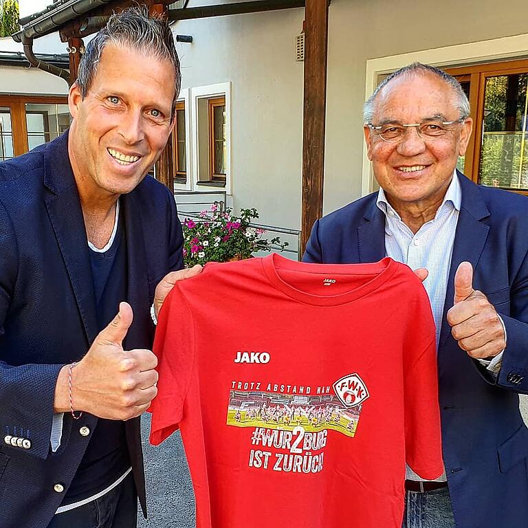 Felix Magath (rechts) und sein damaliger Assistent Christian Ortlepp senden den Würzburger Kickers freuen sich über den Aufstieg der Würzburger Kickers in die 2. Bundesliga.