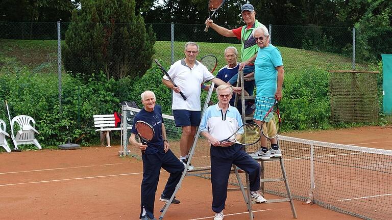 Auf dem Foto (von links): Herbert Ludwig (E), Gerhard Wander (W), Paul Rügemer (E),  Alfred Völker (W), Robert Roth (E), Dieter Treut (E). Auf dem Foto fehlen: Erich Rohr, Gerd Müller, Eberhard Böer (alle Eisingen), Klaus Ehmann, Franz Lotter, Ludwig Götzelmann, Siegbert Kreidler (alle Waldbrunn).