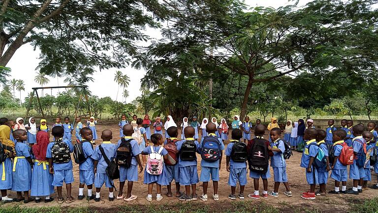 Kindergarten in Kiparang’anda: Alle singen am Morgen zusammen die Nationalhymne. - Kindergarten in Kiparang’anda: Alle singen am Morgen zusammen die Nationalhymne. Kindergarten in Kiparang’anda: Alle singen am Morgen zusammen die Nationalhymne. - Kindergarten in Kiparang’anda: Alle singen am Morgen zusammen die Nationalhymne.
