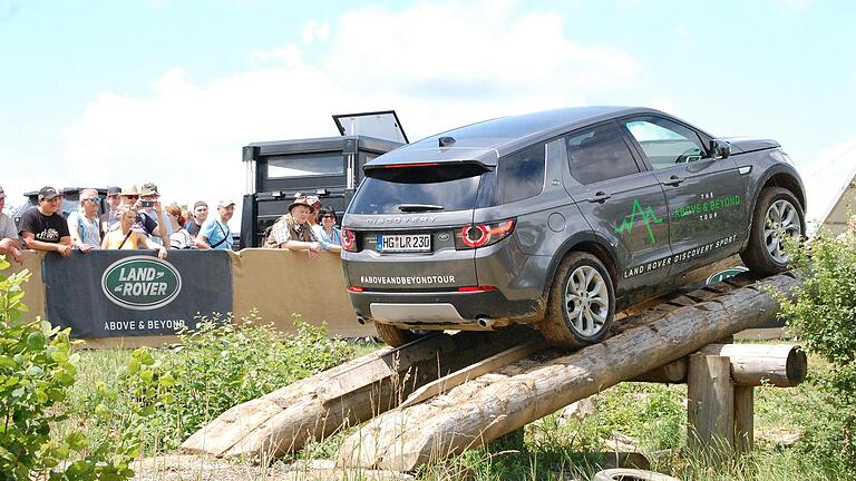 Das Überfahren der Wippe ist eine Attraktion im Landrover-Parcours bei der Abenteuer &amp; Allrad.