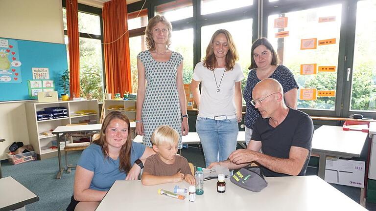Simon Kirchner und sein Klassenlehrer Georg Schäfer kontrollieren, ob der Inhalt seiner Notfall-Allergie-Tasche auch vollständig ist. Mit im Bild von links: Maria Seiler (Mittagsbetreuung), Rektorin Jutta Spee, Melanie Kirchner und Bürgermeisterin Sonja Reubelt.  Fotos: Marion Eckert       -  Simon Kirchner und sein Klassenlehrer Georg Schäfer kontrollieren, ob der Inhalt seiner Notfall-Allergie-Tasche auch vollständig ist. Mit im Bild von links: Maria Seiler (Mittagsbetreuung), Rektorin Jutta Spee, Melanie Kirchner und Bürgermeisterin Sonja Reubelt.  Fotos: Marion Eckert