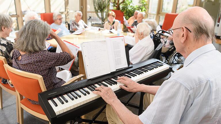 Der 88-jährige Eberhard Buschmann spielt jeden Dienstag im Bürgerspital in Würzburg auf seinem Keyboard Schlager und Volkslieder.