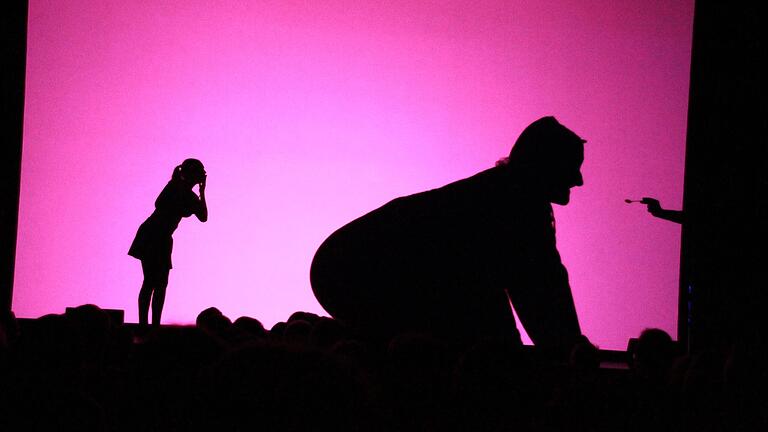 Die Schattentheatertruppe 'Die Mobilés' gastierte mit 'Moving Shadows' in der Stadthalle Lohr. Hier eine Szene, in der das Kind derart gut gefüttert wird, dass es bald größer als die Erwachsenen ist.&nbsp;&nbsp;