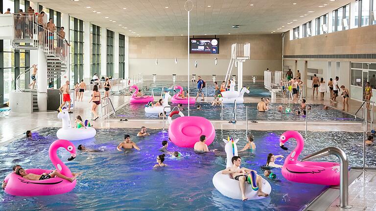 Die Schwimmhalle im neuen Nautilandbad wurde in den ersten beiden Monaten nach der Eröffnung von zahlreichen Badegästen genutzt.