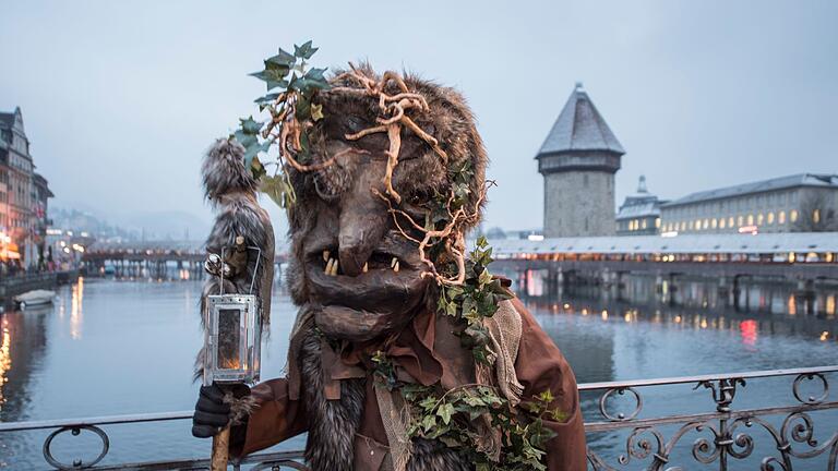 Karneval in Luzern - Die Fasnacht im Februar ist ein Anziehungspunkt, aber die meisten Touristen reisen im Sommer nach Luzern. (Archivbild) Karneval in Luzern - Die Fasnacht im Februar ist ein Anziehungspunkt, aber die meisten Touristen reisen im Sommer nach Luzern. (Archivbild)