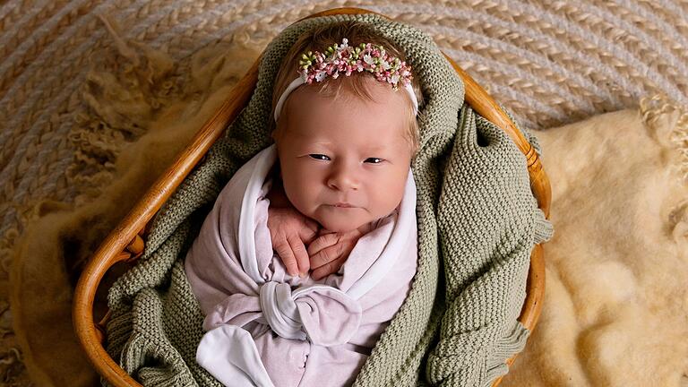 Hellwach bei ihrem ersten Fototermin: Baby Quinn Freya aus Bad Königshofen.