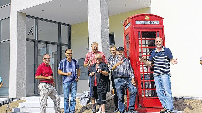 Cheers auf den neuen Standort (von links): Winfried Spahn, Frank Brückner, Bernhard Kotitschke, Karin Konradt-Dittmer, Bernd und Franz Brückner sowie Dieter Konradt. Cheers auf den neuen Standort (von links): Winfried Spahn, Frank Brückner, Bernhard Kotitschke, Karin Konradt-Dittmer, Bernd und Franz Brückner sowie Dieter Konradt.