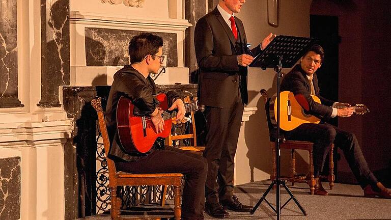 Markus Grimm (Mitte) gelang es, die Gedanken der Mystiker für die Zuhörer zu erschließen. Café del Mundo (Alexander Kilian (links) und Jan Pascal) ließen die Gedanken durch ihre Flamencogitarren weiter schwingen. Markus Grimm (Mitte) gelang es, die Gedanken der Mystiker für die Zuhörer zu erschließen. Café del Mundo (Alexander Kilian (links) und Jan Pascal) ließen die Gedanken durch ihre Flamencogitarren weiter schwingen.