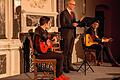 Markus Grimm (Mitte) gelang es, die Gedanken der Mystiker für die Zuhörer zu erschließen. Café del Mundo (Alexander Kilian (links) und Jan Pascal) ließen die Gedanken durch ihre Flamencogitarren weiter schwingen.
