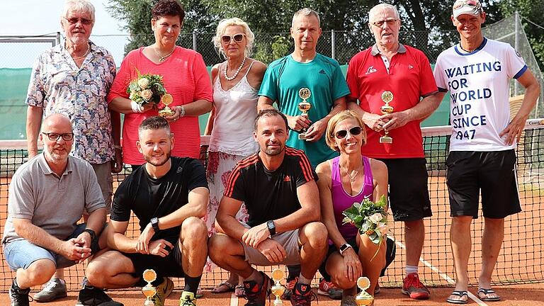Den &bdquo;Gleitsmann-Cup&ldquo; für Doppel richtete die Tennisabteilung des SV Schwanfeld aus. Abteilungsleiter Kurt Engel (vorne links) freute sich gemeinsam mit (weiter von links) Johannes Raudenkolb (Sieger Herren), Andre Seuffert (Herren) und Silke Niehues (Damen) sowie (hinten von links) Namensgeber Peter Gleitsmann, Karin Schneider (Damen), Namensgeberin Dagmar Gleitsmann, Uwe Posse (Herren 110), Dietmar Wagner (Herren 110) und Turnierleiter Guido Baumann über den attraktiven Wettbewerb.