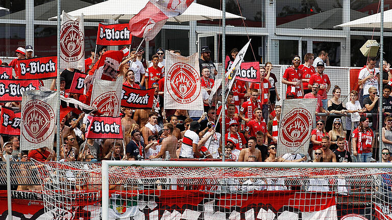 Fußball-Atmosphäre am Dallenberg. Insgesamt kamen 103 600 Besucher in dieser Saison zu den Kickers-Heimspielen. Fußball-Atmosphäre am Dallenberg. Insgesamt kamen 103 600 Besucher in dieser Saison zu den Kickers-Heimspielen.