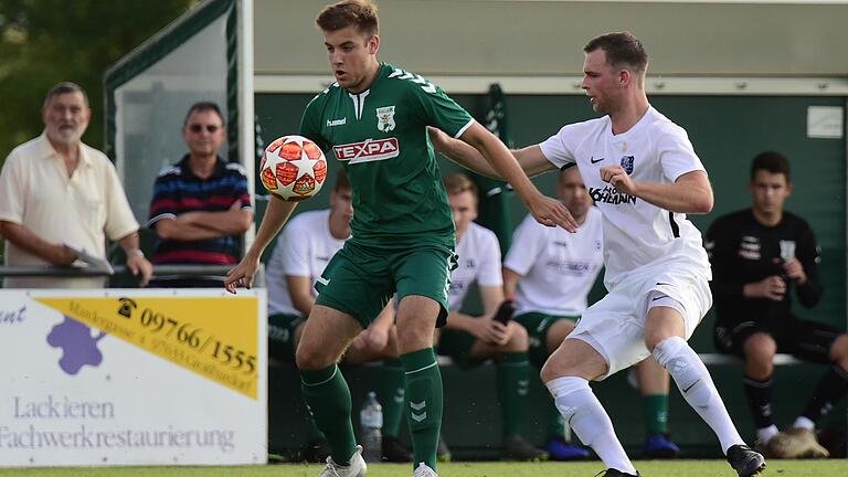Kein Vorbeikommen gab es in dieser Szene für Maurice Kübert (rechts) vom TSV Karlburg an Großbardorfs Lukas Dinkel. Kein Vorbeikommen gab es in dieser Szene für Maurice Kübert (rechts) vom TSV Karlburg an Großbardorfs Lukas Dinkel.