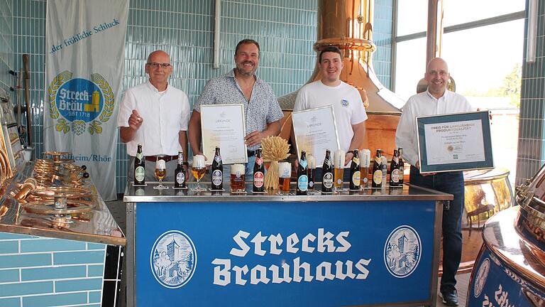 Axel Kochinki (rechts), Inhaber des Strecks Brauhaus und Prokurist Elmar Markert (links) freuen sich mit den zwei neuen Diplom-Biersommeliers Christian Zinn (Zweiter von links) und Benjamin Betz. Axel Kochinki (rechts), Inhaber des Strecks Brauhaus und Prokurist Elmar Markert (links) freuen sich mit den zwei neuen Diplom-Biersommeliers Christian Zinn (Zweiter von links) und Benjamin Betz.