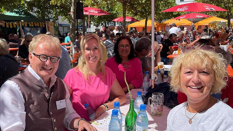 Strahlende Gesichter beim Fest: Stefan Labus, Vorsitzender der Schweinfurter Kindertafel (von links) mit Staatssekretärin Anna Stolz, Dritter Bürgermeisterin Ayfer Rethschulte und Dagmar Bebersdorf, Stellvertretende Vorsitzende der Kindertafel. Strahlende Gesichter beim Fest: Stefan Labus, Vorsitzender der Schweinfurter Kindertafel (von links) mit Staatssekretärin Anna Stolz, Dritter Bürgermeisterin Ayfer Rethschulte und Dagmar Bebersdorf, Stellvertretende Vorsitzende der Kindertafel.