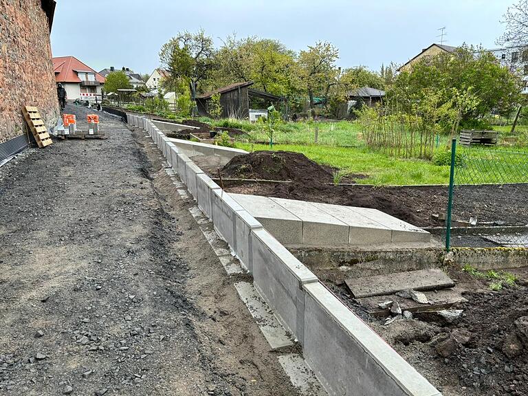 Die Neugestaltung des Stadtmauerumgangs ist in Arbeit.