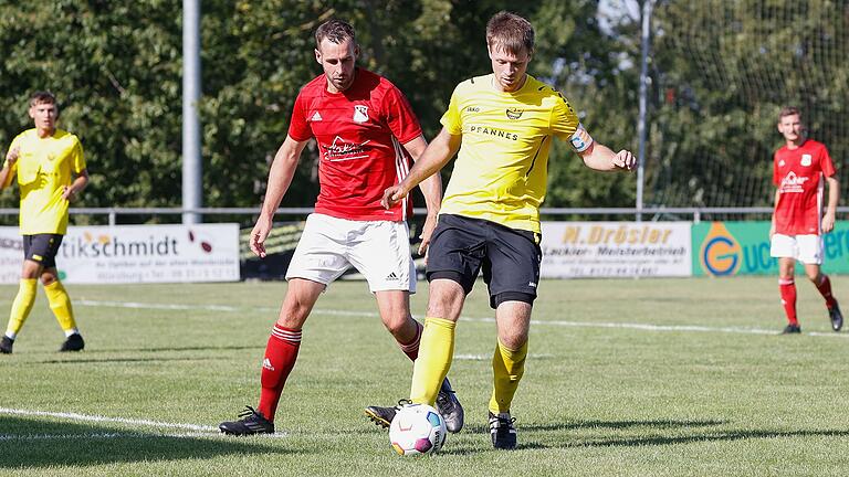 Lukas Götz (am Ball) vom TSV Eisingen und Philipp Schebler (in rot) vom SV Birkenfeld trafen am Wochenende in der Bezirksliga aufeinander. Beide Vereine stehen auch im Achtelfinale des Toto-Pokals.