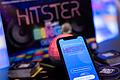 Brettspielmesse 'Spiel'       -  Die App spiel die Musik ein, die Spieler müssen danach die Karten sortieren: Hitster gilt als erfolgreiches Hybrid-Spiel.