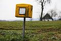 Pressekonferenz zu Post- und Telekommunikationsbranche       -  Ein Briefkasten der Deutschen Post steht auf einer Wiese am Rand einer Siedlung im Bergischen Land (NRW).