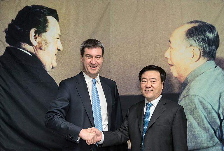 In seiner Zeit als bayerischer Finanzminister besuchte Markus Söder 2015 China und überreichte dem Präsidenten des Peking Airport Yanbin Liu als Gastgeschenk ein Bild vom Treffen zwischen Franz-Josef Strauß und Mao Zedong.