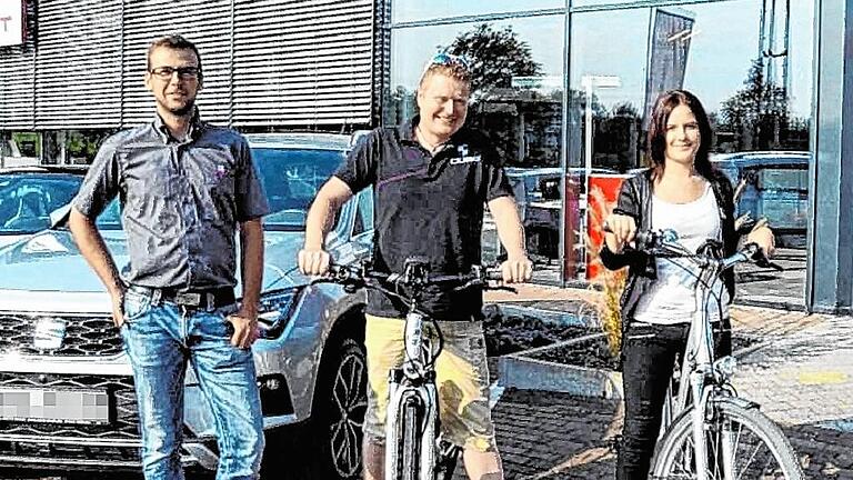 Radtour beim Räderwechsel       -  (tosch)   E-Bike-Tour statt Kaffeepause heißt es ab sofort im Seat-Autohaus Streit. Michael Hippeli (Mitte) vom Cube Store Rhön stellt den Ostheimern zwei Leihräder der neuesten Generation zur Verfügung. Dank des Boschantriebs sind die &bdquo;Ersatzfahrzeuge&ldquo; jederzeit einsatzbereit. Kunden des Autohauses können die E-Bikes bei Wartepausen, etwa beim Kundendienst oder beim Räderwechsel, kostenlos nutzen. Serviceleiter Christoph Fischer (links) und Mitarbeiterin Nancy Poppick (rechts) können bereits erste positive Rückmeldungen auf das Dienstleistungsangebot verbuchen. Zumal das Autohaus ideal für kleine Abstecher ins Streutal oder in die Rhön liegt.