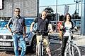 Radtour beim Räderwechsel       -  (tosch)   E-Bike-Tour statt Kaffeepause heißt es ab sofort im Seat-Autohaus Streit. Michael Hippeli (Mitte) vom Cube Store Rhön stellt den Ostheimern zwei Leihräder der neuesten Generation zur Verfügung. Dank des Boschantriebs sind die &bdquo;Ersatzfahrzeuge&ldquo; jederzeit einsatzbereit. Kunden des Autohauses können die E-Bikes bei Wartepausen, etwa beim Kundendienst oder beim Räderwechsel, kostenlos nutzen. Serviceleiter Christoph Fischer (links) und Mitarbeiterin Nancy Poppick (rechts) können bereits erste positive Rückmeldungen auf das Dienstleistungsangebot verbuchen. Zumal das Autohaus ideal für kleine Abstecher ins Streutal oder in die Rhön liegt.