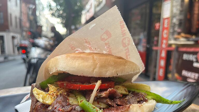 Döner in Istanbul       -  Die Istanbuler Variante: Auch Pommes frites sind oft im türkischen Dönersandwich.