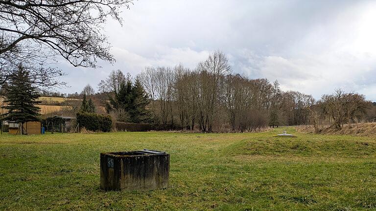 Der Riedbrunnen liegt im südlichen Teil der Schrebergärten, zwischen Talweg und der Abzweigung zum Karlsberg. - Der Riedbrunnen liegt im südlichen Teil der Schrebergärten, zwischen Talweg und der Abzweigung zum Karlsberg. Der Riedbrunnen liegt im südlichen Teil der Schrebergärten, zwischen Talweg und der Abzweigung zum Karlsberg. - Der Riedbrunnen liegt im südlichen Teil der Schrebergärten, zwischen Talweg und der Abzweigung zum Karlsberg.