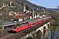 RE mit Ellok Baureihe 146 und Dosto bei der Fahrt durch Gemünden über die Saalebrücke (146 243)