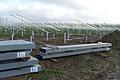 Die Trägerpfosten für die die Photovoltaikanlage südlich der Thüngener Buchenhölle sind mittlerweile gesetzt. Jetzt werden die Solarmodule installiert.