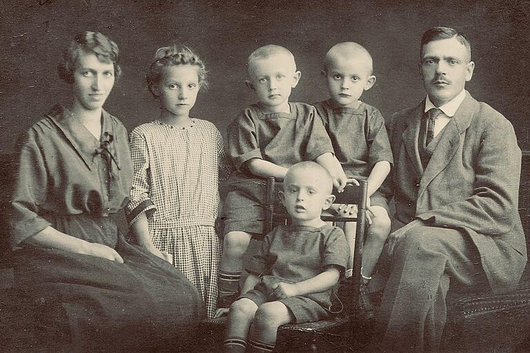 Elsbeth und Nikolaus Langmandel mit den Kindern Elisabeth, Gregor, Hermann und Michael eine Woche vor der Auswanderung in einem Würzburger Fotostudio.