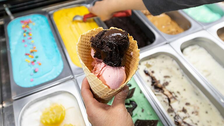 Viele Menschen genießen an sonnigen Frühlingstagen ihr erstes Eis. Auch in der Stadt Schweinfurt und im Landkreis haben viele der Eisdielen wieder geöffnet.