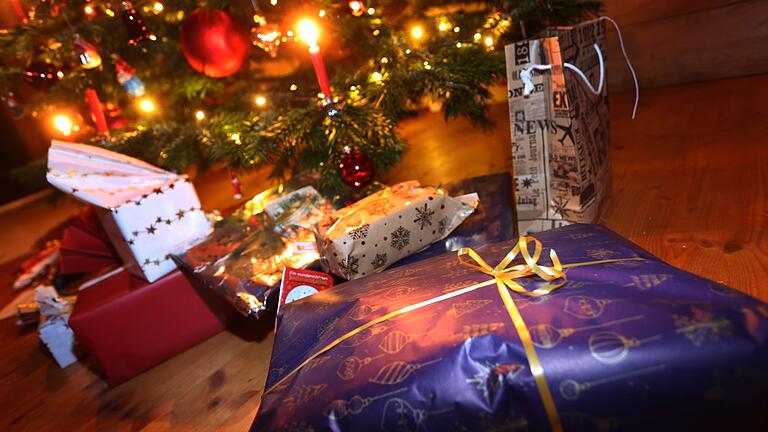 Geschenke unter Weihnachtsbaum - Secondhand ist beliebt, um Geld zu sparen und um nachhaltiger zu konsumieren. Geschenke unter Weihnachtsbaum - Secondhand ist beliebt, um Geld zu sparen und um nachhaltiger zu konsumieren.