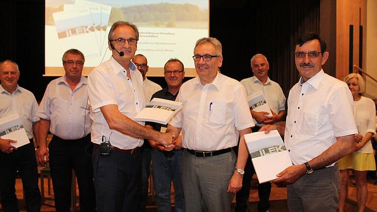 Streutal-Allianz-Sprecher Eberhard Streit bedankte sich beim Leitenden Baudirektor Ottmar Porzelt und Bauoberrat Michael Kuhn vom Amt für Ländliche Entwicklung (im Vordergrund, von links) für die gute Zusammenarbeit bei der Entwicklung der Streutal-Allianz. Streutal-Allianz-Sprecher Eberhard Streit bedankte sich beim Leitenden Baudirektor Ottmar Porzelt und Bauoberrat Michael Kuhn vom Amt für Ländliche Entwicklung (im Vordergrund, von links) für die gute Zusammenarbeit bei der Entwicklung der Streutal-Allianz.