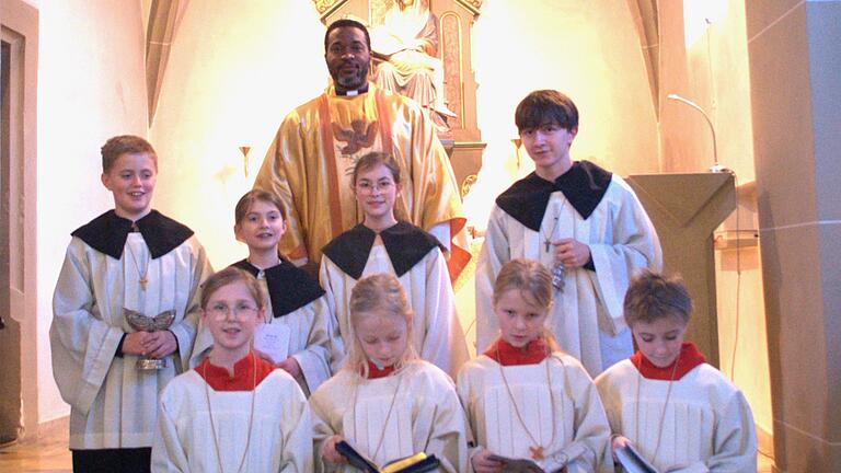 Auf dem Foto Father Louis mit den alten Minis, hinten von links: Jonas und Hannah Brand, Elena Bach, Paul Möller und den neuen Minis vorne von links: Ronja Scheuring, Antonia Brand, Emma Hemmelmann, Noah Brand.