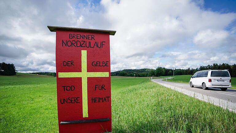 Bahn-Ausbau zum Brennerbasistunnel.jpeg       -  Ein Protestschild mit der Aufschrift «Brenner Nordzulauf - Der gelbe Tod für unsere Heimat».