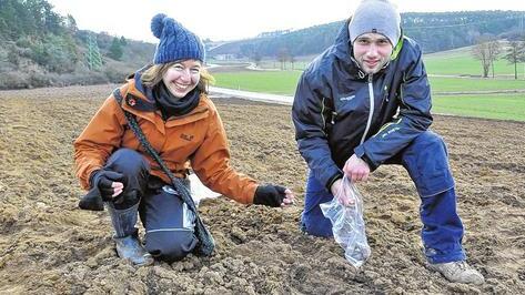 Ein Acker in der Nähe von Erlenbach: Doris Dörringer aus Lohr und Benjamin Spies haben eine Feuerstelle entdeckt, ein Hinweis auf eine frühe Besiedlung.  (3): Dorothea Fischer