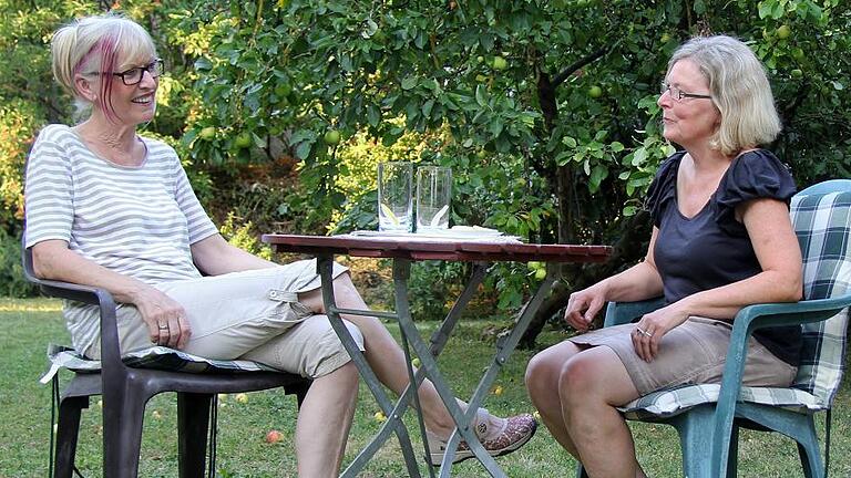 Gut aufgenommen: Nach langen Jahren kehrten Margit Rössler-Döring (links) und Karin Schönewolf in ihr Heimatdorf Friesenhausen zurück.