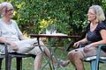 Gut aufgenommen: Nach langen Jahren kehrten Margit Rössler-Döring (links) und Karin Schönewolf in ihr Heimatdorf Friesenhausen zurück.