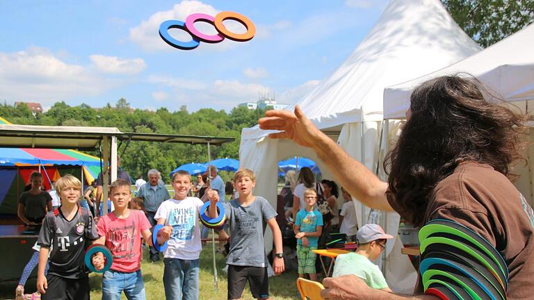 Etienne (v.l.), Lukas, Niklas und Moritz testen ein Bewegungsspiel: Ringe fangen. Das hat Klaus Pöhlmann (r.) erfunden. Bis Sonntag ist er damit auf der 'Äktschnwiese'.  Fotos: Kupka-Hahn       -  Etienne (v.l.), Lukas, Niklas und Moritz testen ein Bewegungsspiel: Ringe fangen. Das hat Klaus Pöhlmann (r.) erfunden. Bis Sonntag ist er damit auf der 'Äktschnwiese'.  Fotos: Kupka-Hahn